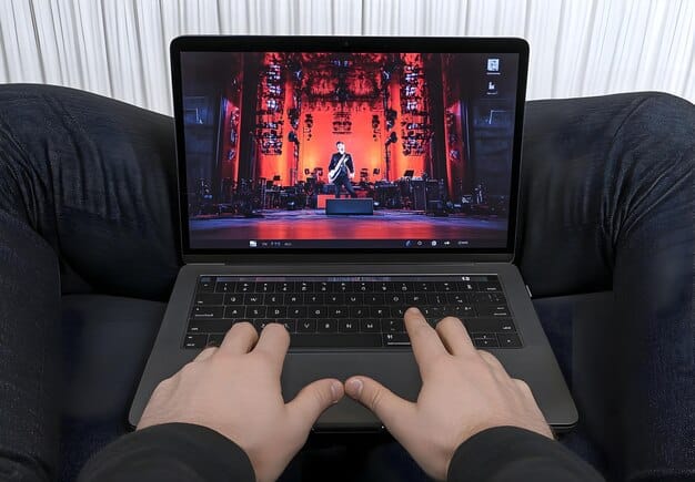 A laptop displaying a Kocowa streaming platform interface. The screen features multiple thumbnails of popular Korean dramas, with clear indicators of 4K resolution and available Portuguese subtitles.