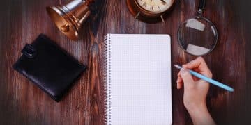 Crítica Detalhada: Guia Completo para Análises Profundas e Eficazes Crítica Detalhada: Guia Completo para Análises Profundas e Eficazes - Cover Image